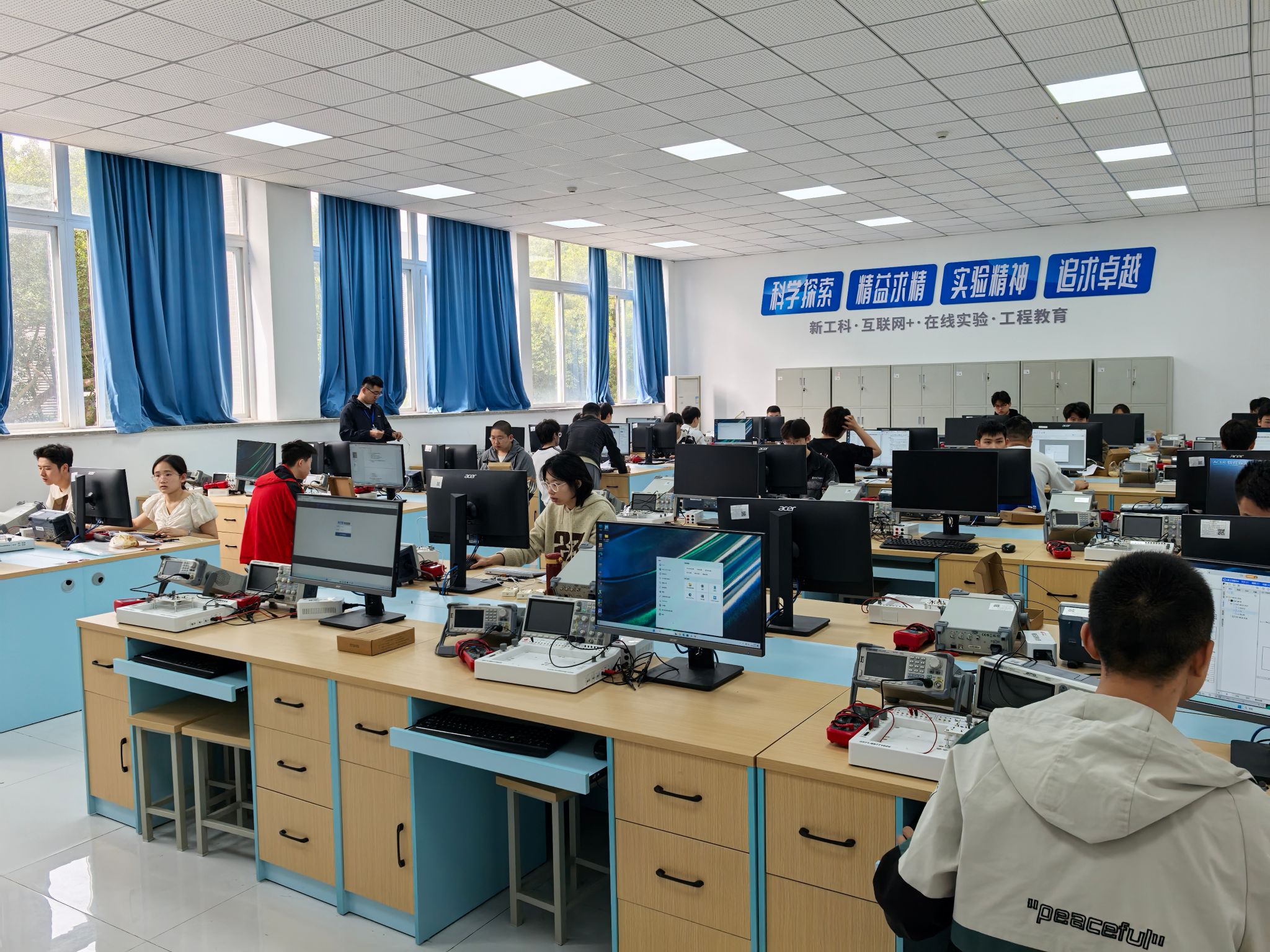 第十六屆藍橋杯省賽圓滿落幕 重慶移通學院雙校區聯動承辦千余人軟件開發競技盛事